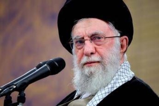 Iran, Khamenei agli Usa: "Navi da guerra nel Golfo? Più pericolosa l'arma che può affondarle"