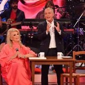 Iva Zanicchi scrive a De Martino: "Rispondimi'. Il siparietto a 'BellaMa'