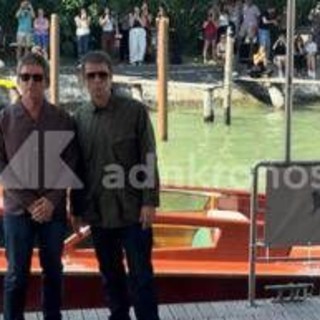 Gallagher a sorpresa al Lido, boato dei fan a Venezia Gallagher a sorpresa al Lido, boato dei fan a Venezia