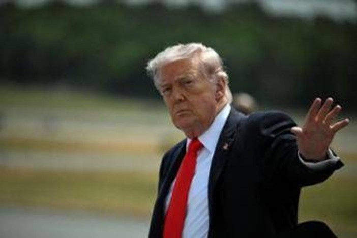 Iran pronto a discutere di Hormuz, Trump boccia la nuova proposta: "Non basta"