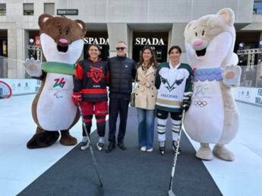 Milano, le Olimpiadi arrivano in anticipo: a due passi dal Duomo si gioca... a hockey