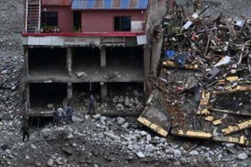Alluvione in Nepal e Tibet, i morti sono più di 1.000 Alluvione in Nepal e Tibet, i morti sono più di 1.000