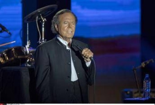 Julio Iglesias accusato di violenza sessuale da due sue ex dipendenti