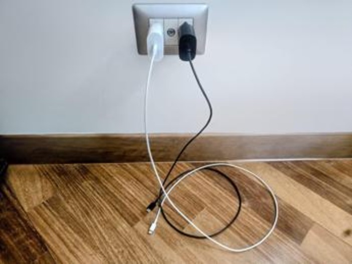 Caricabatteria attaccato alla presa senza telefono, consuma? Cosa succede Caricabatteria attaccato alla presa senza telefono, consuma? Cosa succede