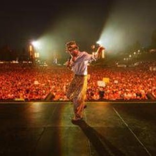 Jovanotti gladiatore col sorriso al Circo Massimo: "Il pessimismo è un lusso che non posso permettermi"