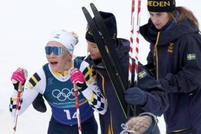 Cade la campionessa, cade lo skiman, poi la Svezia rimonta ed è argento alle Olimpiadi. Cos'è successo nella staffetta sci di fondo Cade la campionessa, cade lo skiman, poi la Svezia rimonta ed è argento alle Olimpiadi. Cos'è successo nella staffetta sci di fondo