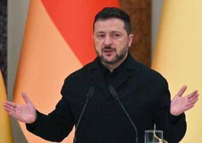 Ucraina, il sondaggio: testa a testa Zelensky-Zaluzhny in caso di elezioni