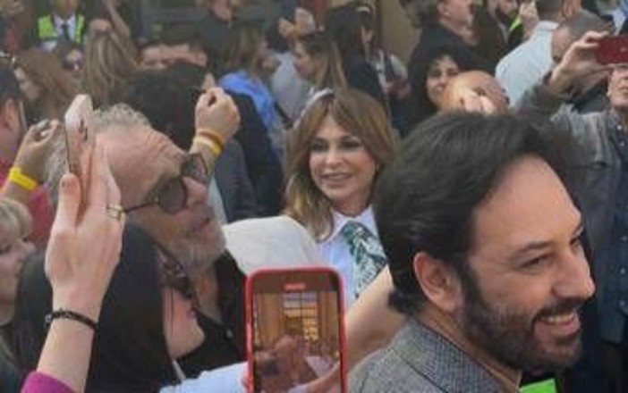 Tornano 'I Cesaroni', bagno di folla per il cast al teatro Palladium di Roma