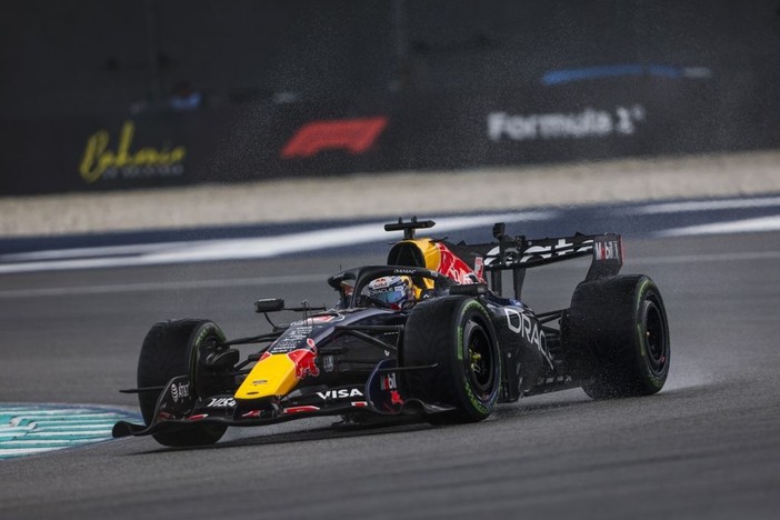 Verstappen vince il GP del Bahrain davanti ad Antonelli, terzo Hamilton Verstappen vince il GP del Bahrain davanti ad Antonelli, terzo Hamilton