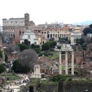 Roma, cade albero in via dei Fori Imperiali: 3 feriti lievi Roma, cade albero in via dei Fori Imperiali: 3 feriti lievi