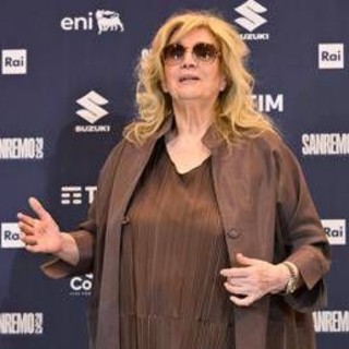 Iva Zanicchi, l'incidente dopo il concerto: saluta i fan e cade a terra Iva Zanicchi, l'incidente dopo il concerto: saluta i fan e cade a terra