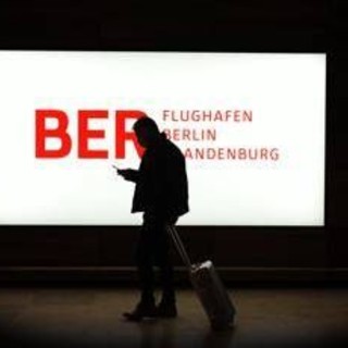 Germania, allerta droni all'aeroporto di Berlino: voli sospesi e dirottati per circa 2 ore