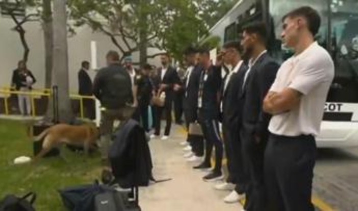 Uruguay, polizia perquisisce giocatori... con cani antidroga