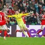 Champions, Benfica qualificato allo scadere con gol del portiere. Mourinho-show in panchina