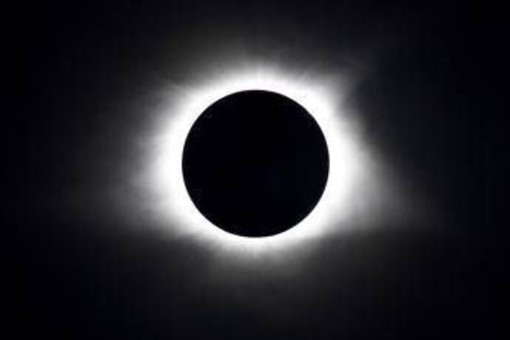 Eclissi, ecco dove si vedrà meglio in Italia e con il buio lo spettacolo delle 'stelle cadenti' Eclissi, ecco dove si vedrà meglio in Italia e con il buio lo spettacolo delle 'stelle cadenti'