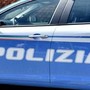 Paura a Roma, nuda e armata di coltello minaccia passante: bloccata con taser e portata in ospedale