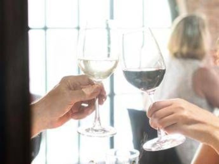 A cena con un'altra donna, moglie lo scopre da video spot ristorante e lo lascia A cena con un'altra donna, moglie lo scopre da video spot ristorante e lo lascia