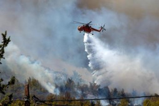 Grecia, due elicotteri antincendio si scontrano in volo: morti pilota e copilota Grecia, due elicotteri antincendio si scontrano in volo: morti pilota e copilota