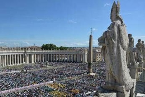 Papa Francesco, folla per la messa in suffragio a San Pietro: &quot;Senso di smarrimento&quot;