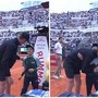 Internazionali, Sinner e l'abbraccio (commovente) con un raccattapalle Internazionali, Sinner e l'abbraccio (commovente) con un raccattapalle