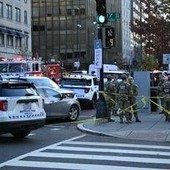 Sparatoria vicino alla Casa Bianca, colpiti due soldati della Guardia Nazionale Sparatoria vicino alla Casa Bianca, colpiti due soldati della Guardia Nazionale