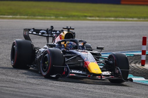 A Sepang pole per Verstappen, 2° Hamilton, 3° Antonelli e 4° Leclerc