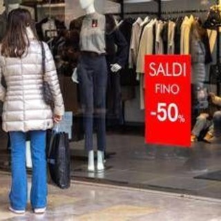 Oggi iniziano i saldi invernali 2026, dai cambi ai pagamenti cosa c'è da sapere