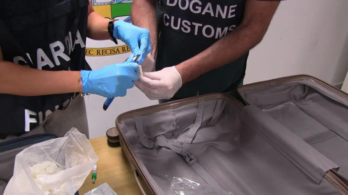 Trasportavano 50 chili di ketamina nei bagagli, tre arresti a Fiumicino Trasportavano 50 chili di ketamina nei bagagli, tre arresti a Fiumicino