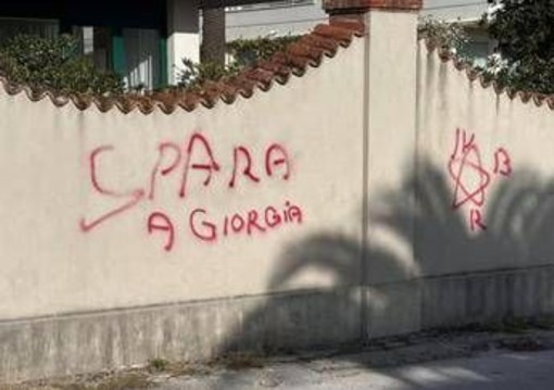 'Spara a Giorgia', rimossa scritta minatoria contro Meloni a Pietrasanta 'Spara a Giorgia', rimossa scritta minatoria contro Meloni a Pietrasanta