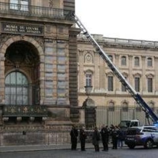 Una coppia con figli e altri piccoli criminali, ecco chi sono gli autori del colpo al Louvre Una coppia con figli e altri piccoli criminali, ecco chi sono gli autori del colpo al Louvre