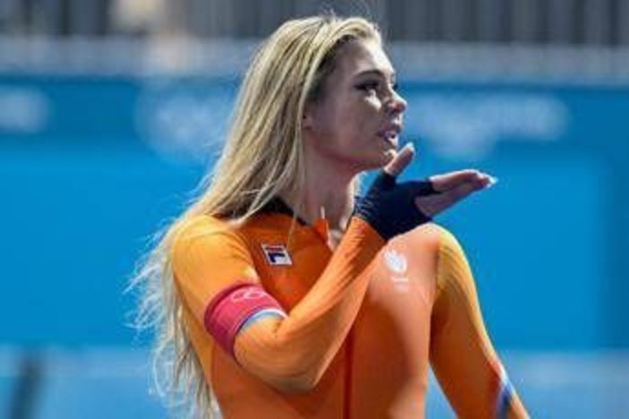 Milano Cortina, Jutta Leerdam mette all'asta la tuta usata alle Olimpiadi: ecco quanto vale