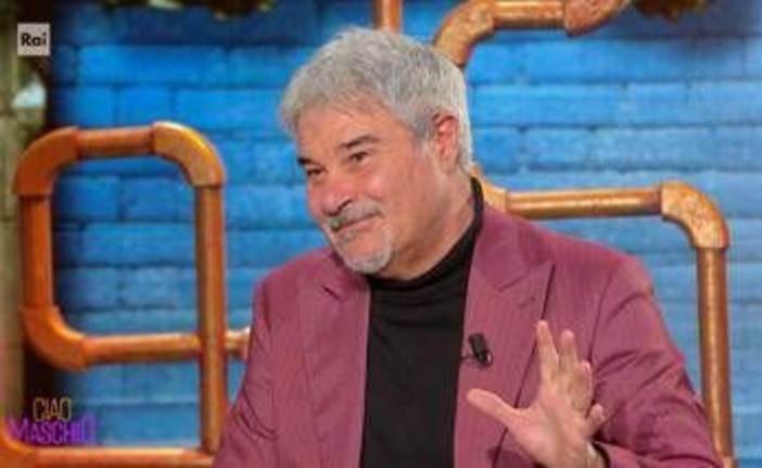 Pino Insegno si commuove a 'Ciao Maschio': &quot;Mamma mi manca ogni giorno&quot;