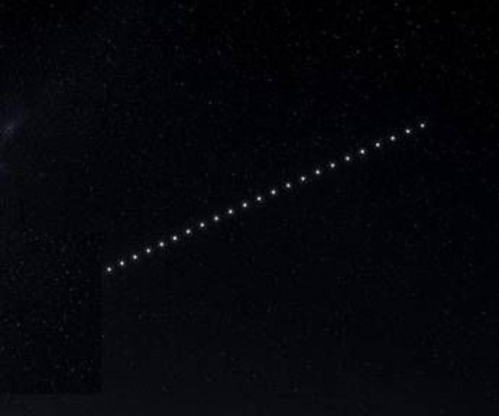 "Non è un aereo, non sono stelle", il 'treno di luci' in cielo: il mistero dell'8 agosto "Non è un aereo, non sono stelle", il 'treno di luci' in cielo: il mistero dell'8 agosto