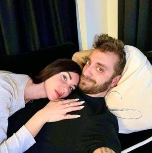 Bianca Atzei, il post social che 'cancella' Stefano Corti: lui replica così Bianca Atzei, il post social che 'cancella' Stefano Corti: lui replica così