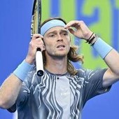 Alcaraz perde tempo, Rublev si lamenta e litiga con l'arbitro a Doha Alcaraz perde tempo, Rublev si lamenta e litiga con l'arbitro a Doha