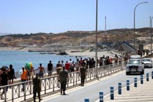 Ceuta, ancora 2500 migranti in città. Marocco: "Avevamo avvertito Spagna". Madrid: "Falso"