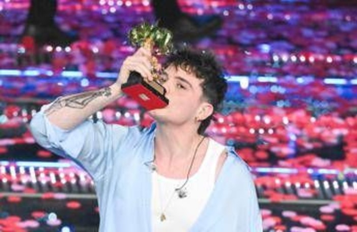 Sanremo 2026, Olly torna al Festival: un anno dalla vittoria con 'Balorda nostalgia'