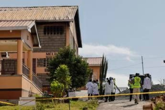 Kenya, incendio in collegio femminile: 16 morti. Arrestate 8 studentesse Kenya, incendio in collegio femminile: 16 morti. Arrestate 8 studentesse