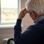 La pensione non gli basta, a 74 anni torna a lavorare come fattorino