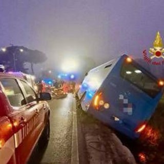 Scontro tra auto, tir e bus nell'Aretino: 5 feriti sulla Sp 327