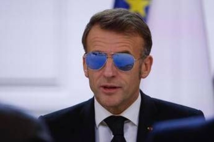 Macron e gli occhiali da sole: "Ho un problema all'occhio"