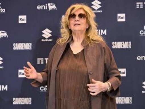 Iva Zanicchi, l'incidente dopo il concerto: saluta i fan e cade a terra Iva Zanicchi, l'incidente dopo il concerto: saluta i fan e cade a terra