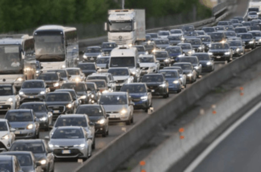 Autostrade, in coda per traffico e cantieri: da oggi scatta il rimborso del pedaggio