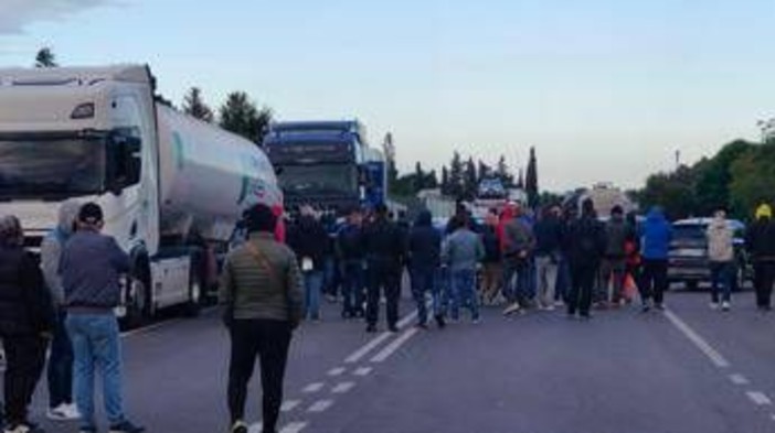 Ex Ilva, a Taranto prosegue mobilitazione operai in protesta: nuovi blocchi e disagi su statale 106 Ex Ilva, a Taranto prosegue mobilitazione operai in protesta: nuovi blocchi e disagi su statale 106