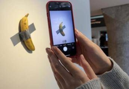 La banana di Cattelan sparisce ancora, rubata dal museo Pompidou-Metz in Francia La banana di Cattelan sparisce ancora, rubata dal museo Pompidou-Metz in Francia