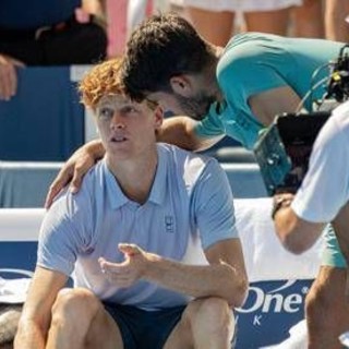 Alcaraz, lezione di sportività e poi... festa con lo staff: i tifosi di Sinner 'attaccano' Carlos