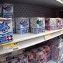 Nei supermercati è caccia ai prodotti scontati: il peso del caro vita sulla spesa degli italiani