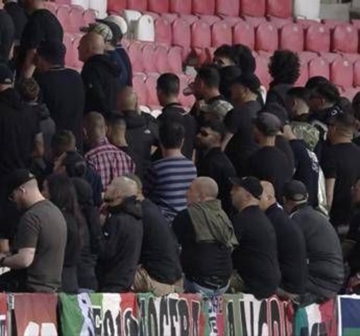 Italia, tifosi azzurri di spalle durante l'inno israeliano. Poi i cartelli: &quot;Stop&quot;