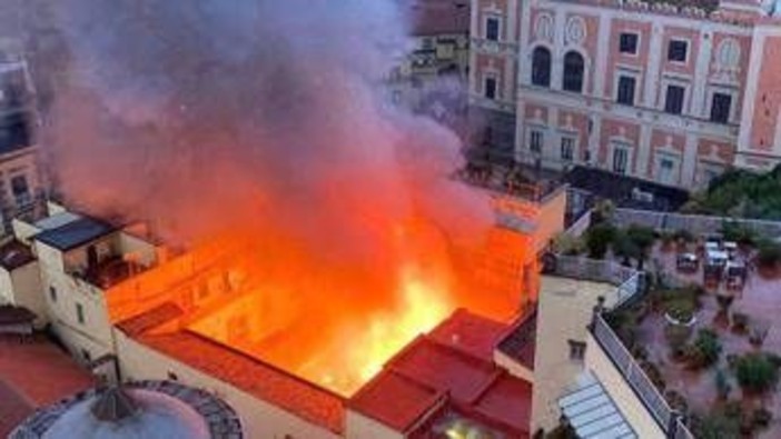 Incendio all'alba di oggi a Napoli, in fiamme il Teatro Sannazaro