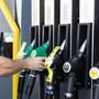 Caro carburanti, scatta il tetto ai prezzi: Eni e IP abbassano benzina e diesel